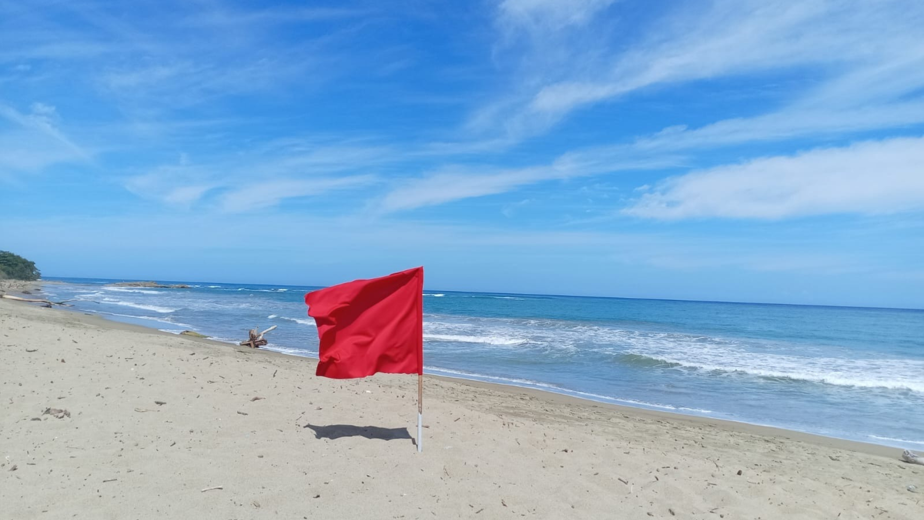     Colocan temporalmente bandera roja en playas de Puerto Plata por oleaje anormal  