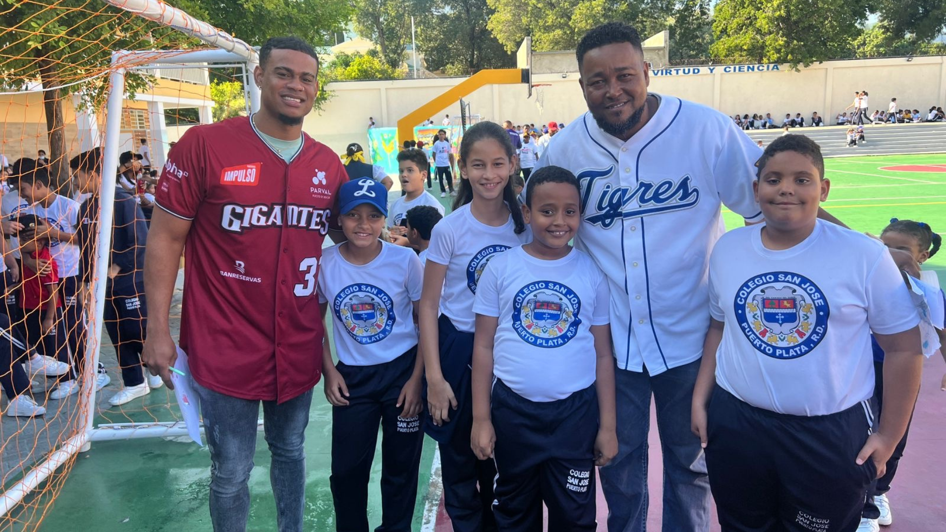       Peloteros profesionales comparten con estudiantes del Colegio San José en Puerto Plata  