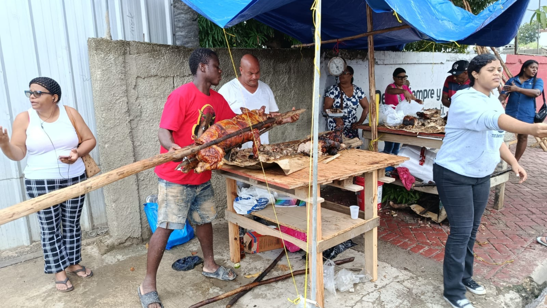 Puertoplateños se abastecen de cerdo asado y otros alimentos para la tradicional cena de Nochebuena