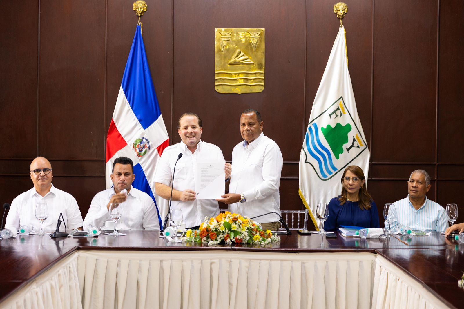 Ministro Paliza entrega 40 millones de pesos a Alcaldía de Puerto Plata para adquisición de equipos de recolección de residuos