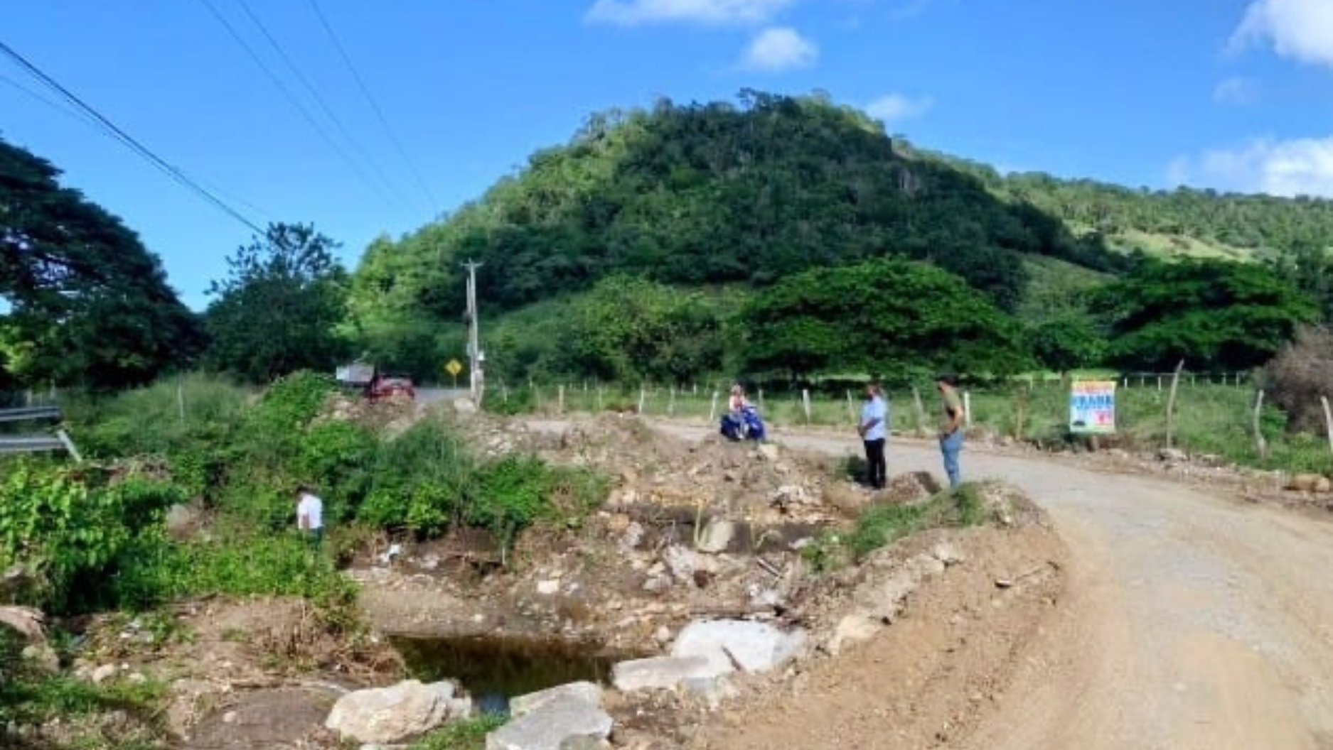 Puente de Los Pilones permanece sin construir tras colapsar hace más de siete años en Estero Hondo